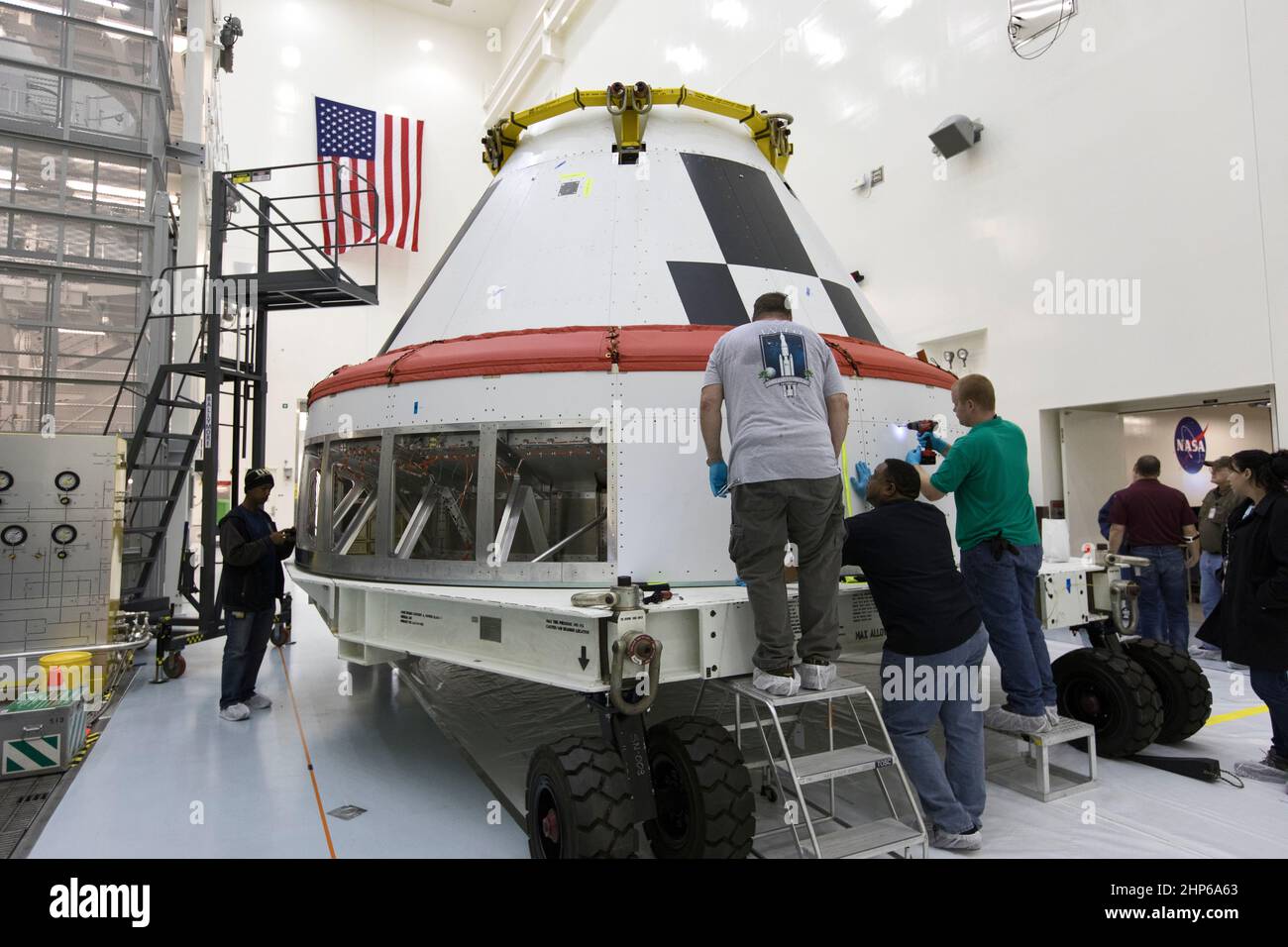 Am 6. Dezember 2018 entfernen Arbeiter Abdeckplatten von einem imitierten Orion-Crew-Modul in der Multi-Payload Processing Facility im Kennedy Space Center der NASA in Florida. Das Crew-Modul wird während eines vollständigen Belastungstests des Launch Abort Systems (LAS), genannt Ascent Abort-2 (AA-2), verwendet, der für April 2019 geplant ist. Während des Tests wird der Northrop Grumman Booster vom Space Launch Complex 46 starten, mit einem voll funktionsfähigen LAS und dem 22.000-Pfund-Orion-Testfahrzeug bis zu einer Höhe von 31.000 Fuß und einer Fahrzeit von mehr als 1.000 Meilen pro Stunde. Durch den Test wird sichergestellt, dass der LAS das Crew-Modul steuern kann Stockfoto