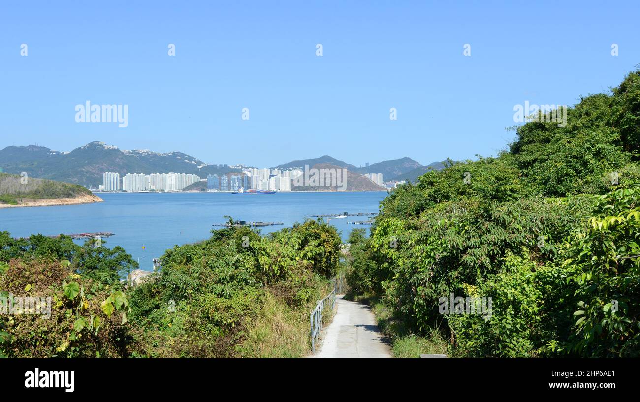 Wanderung auf dem Familienpfad in Richtung Mo Tat Dorf auf Lamma Insel, Hong Kong. Stockfoto