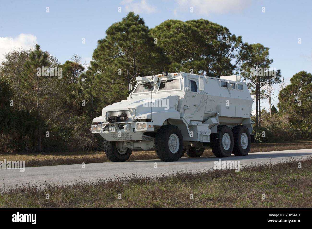 Eines von vier neuen Notausstiegsfahrzeugen, genannt Mine-Resistant Ambush-Protection, oder MRAP, wird zur Maintenance and Operations Facility im Kennedy Space Center in Florida Ca gefahren. 2014 Stockfoto
