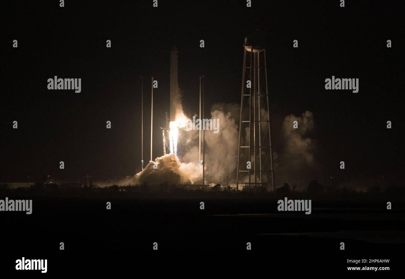 Die Orbital ATK Antares-Rakete mit der Cygnus-Sonde an Bord startet ab Pad-0A, Montag, 21. Mai 2018, in der Wallops Flight Facility der NASA in Virginia. Orbital ATK wird mit seiner neunten, mit der NASA beauftragten Fracht-Rückversorgungsmission zur Internationalen Raumstation etwa 7.400 Pfund an Wissenschaft und Forschung, Besatzungsmaterial und Fahrzeughardware an das Orbital-Labor und seine Besatzung liefern. Stockfoto