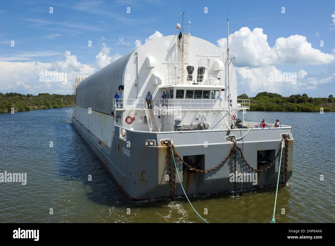 Der Pegasus-Barge der NASA wird mit einem Schlepper zum Kennedy Space Center der NASA in Florida gezogen. Die Barge trägt den letzten externen Kraftstofftank des Space Shuttle Programms, ET-122 ca. 2010 Stockfoto