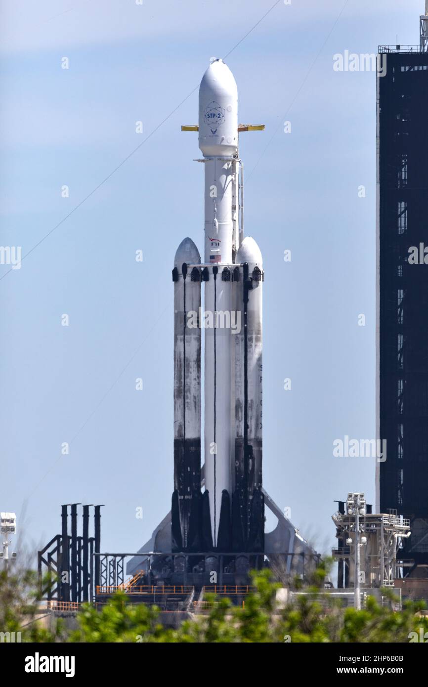 Am 24. Juni 2019 steht eine SpaceX Falcon Heavy Rakete auf dem Flugplatz des Launch Complex 39A im Kennedy Space Center der NASA in Florida zum Start bereit. SpaceX und das US-Verteidigungsministerium werden zwei Dutzend Satelliten ins All starten, darunter vier NASA-Nutzlasten, die Teil des Space Test Program-2 sind, das vom U.S. Air Force Space and Missile Systems Center verwaltet wird. Stockfoto