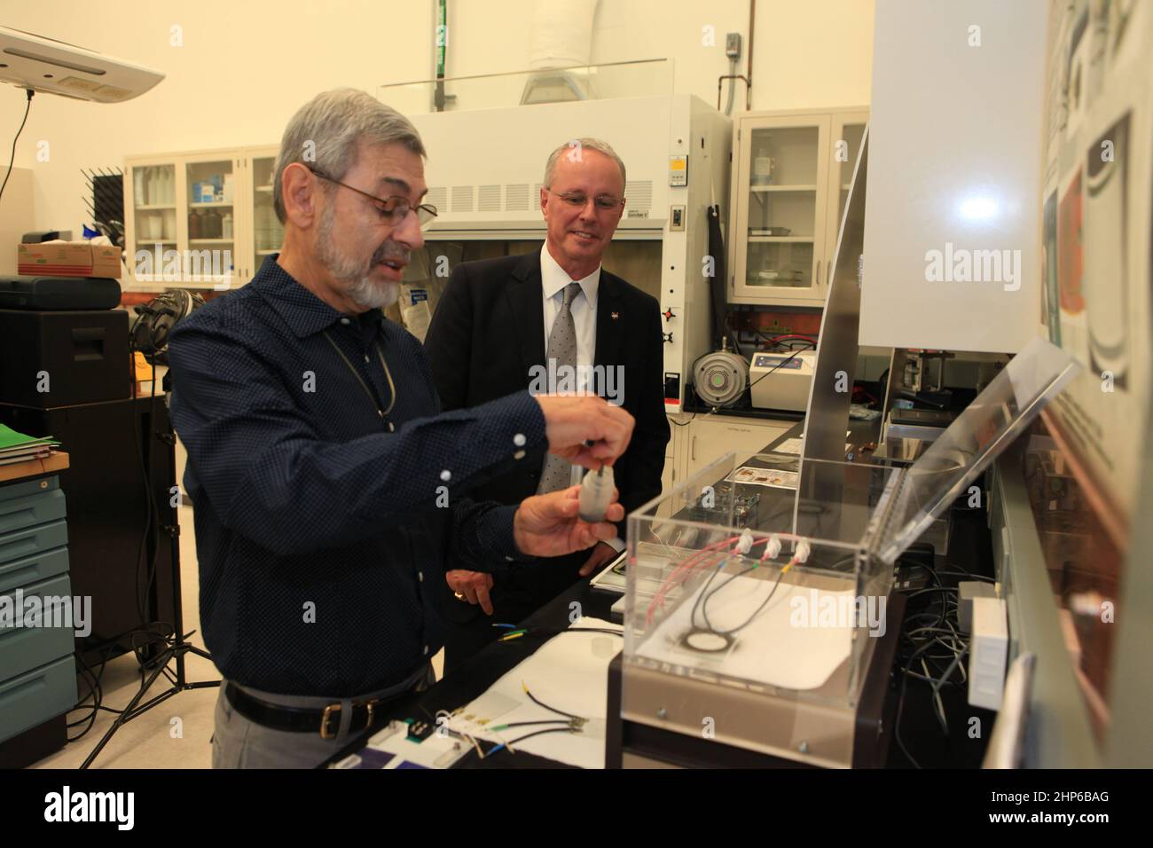 Carlos Calle demonstriert den elektrodynamischen Staubschutz dem NASA-Chief Technologist Ca. 2015 Stockfoto