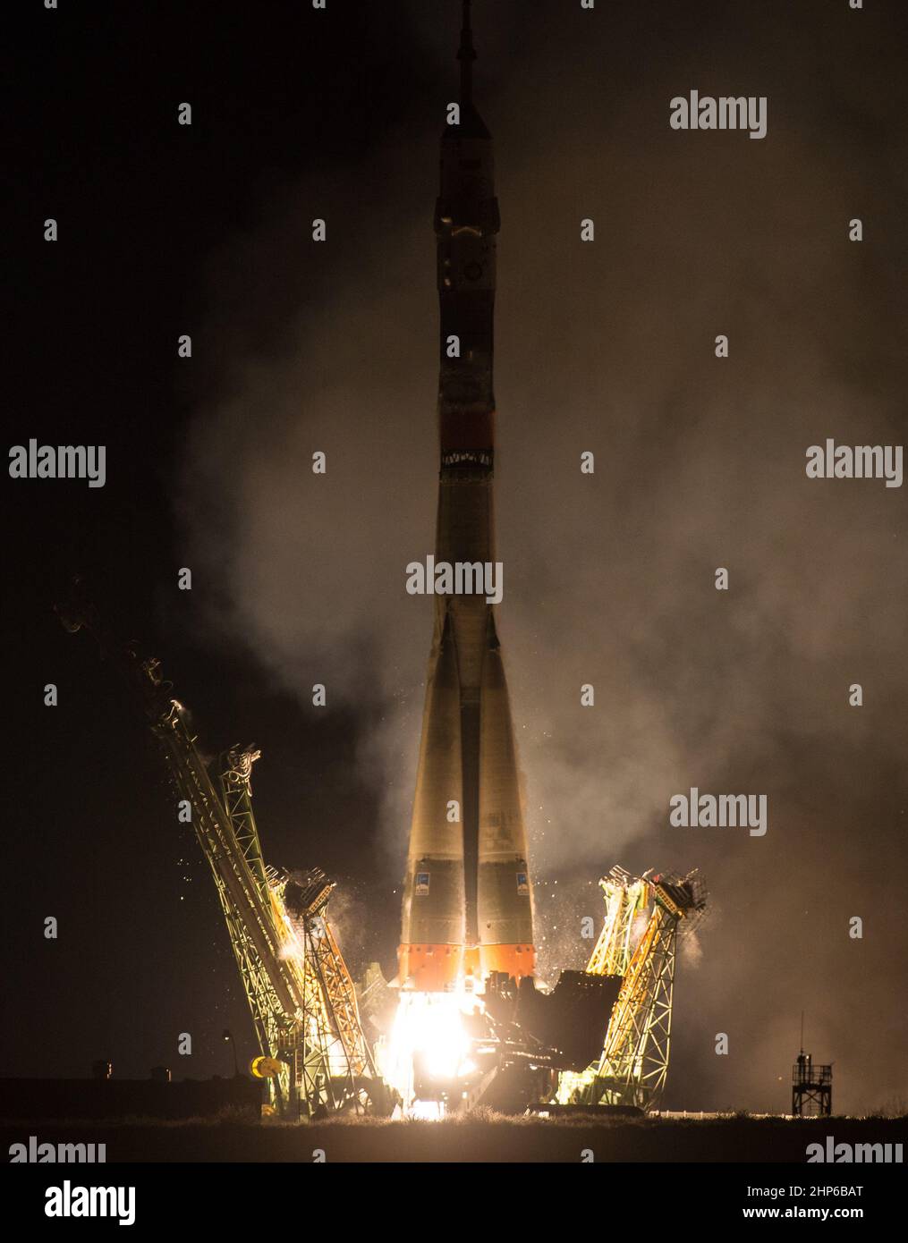 Die Sojus TMA-20M-Rakete startet am Samstag, 19. März 2016, vom Kosmodrom Baikonur in Kasachstan mit Expedition 47 Sojus-Kommandant Alexey Ovchinin von Roskosmos, Flugingenieur Jeff Williams von der NASA, Und der Flugingenieur Oleg Skripochka von Roskosmos in die Umlaufbahn, um ihre fünfeinhalb-monatige Mission auf der Internationalen Raumstation zu beginnen. Stockfoto