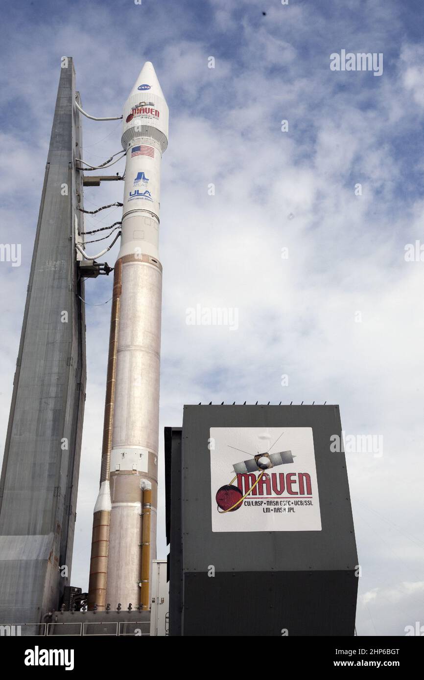 Die United Launch Alliance ATLAS V-Rakete, die die NASA-Raumsonde Mars Atmosphere and Volatile Evolution (MAVEN) trägt, wird auf der Straße von der Vertical Integration Facility zum Pad im Space Launch Complex 41 auf der Cape Canaveral Air Force Station in Florida Ca transportiert. 2013 Stockfoto