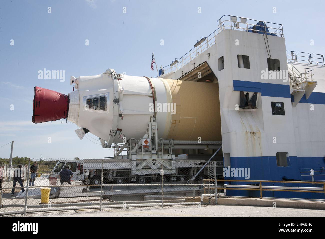 Zwei der drei schweren Booster der United Launch Alliance Delta IV für den kommenden Explorationsflugtest-1 der NASA oder EFT-1, die mit dem Raumschiff Orion durchgeführt werden, sind mit einem Lastkahn am Außenposten der US-Armee in Port Canaveral in Florida angekommen. 2014 Stockfoto