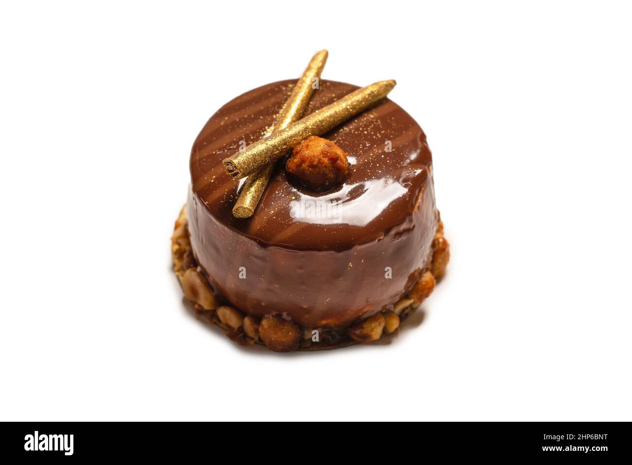 Schokolade- und Karamellkuchen isoliert auf weißem Hintergrund. Draufsicht. Stockfoto