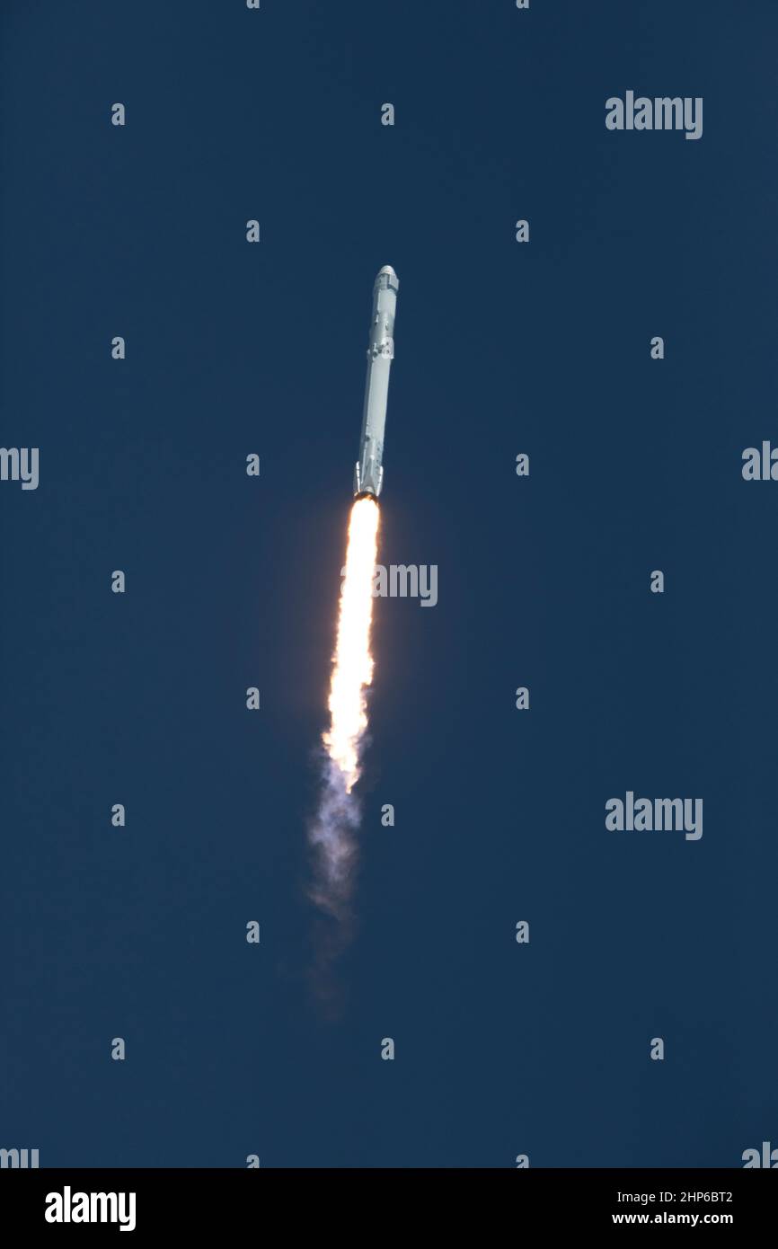 Das zweistufige Trägerrakete Falcon 9 hebt den Launch Complex 39A im NASA-Weltraumzentrum Kenney ab und bringt die Dragon-Nachschub-Sonde zur Internationalen Raumstation. Der Start erfolgte um 12:31 Uhr EDT. Auf seiner Mission zur kommerziellen Nachversorgung der Internationalen Raumstation 12th wird Dragon mehr als 6.400 Pfund an Hilfsgütern und neuen wissenschaftlichen Experimenten und Geräten für die Technologieforschung bereitstellen. Stockfoto