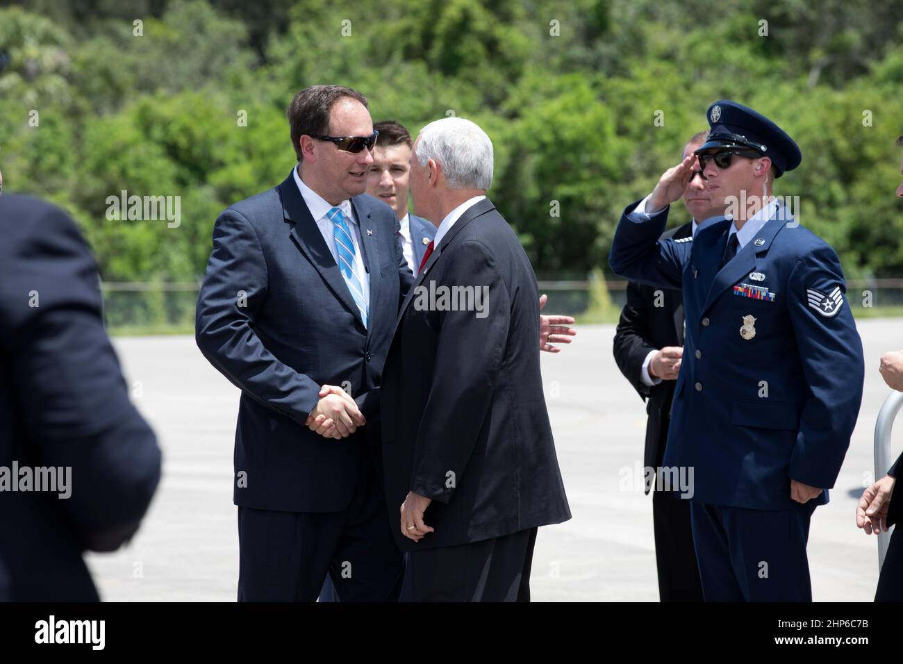 Der amtierende Administrator der NASA, Robert Lightfoot, links, begrüßt Vide-Präsident Mike Pence bei der Shuttle Landing Facility im Kennedy Space Center der Agentur in Florida. Während seines Besuchs bei Kennedy sprach der Vizepräsident im ikonischen Vehicle Assembly Building, wo er sich bei den Mitarbeitern für die Weiterentwicklung der amerikanischen Führungsrolle im Weltraum bedankte. Stockfoto