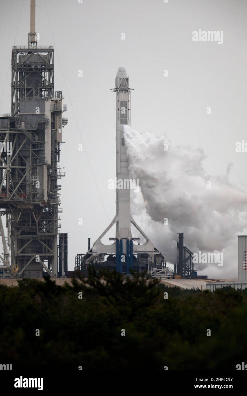 Am Launch Complex 39A des NASA-Weltraumzentrums Kenney entweichen flüssige Sauerstoffdampf aus einer Falcon 9-Rakete während der Treibstoffladung für den Startversuch am 1. Juni 2017. Die Rakete soll eine Dragon-Kapsel auf ihrer kommerziellen Nachversorgungsmission 11th zur Internationalen Raumstation ankurbeln. Stockfoto