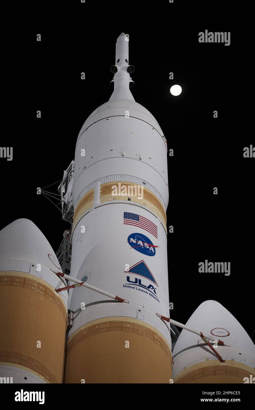 Die Start-Gantry wird zurückgerollt, um die Orion-Sonde der NASA zu enthüllen, die auf einer Delta IV-Raketen der United Launch Alliance am Space Launch Complex der Cape Canaveral Air Force Station 37 Ca. 2014 Stockfoto