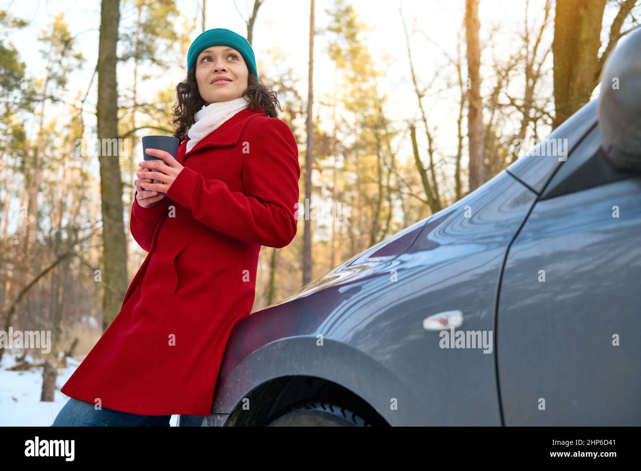 Woman sitting on car hood -Fotos und -Bildmaterial in hoher