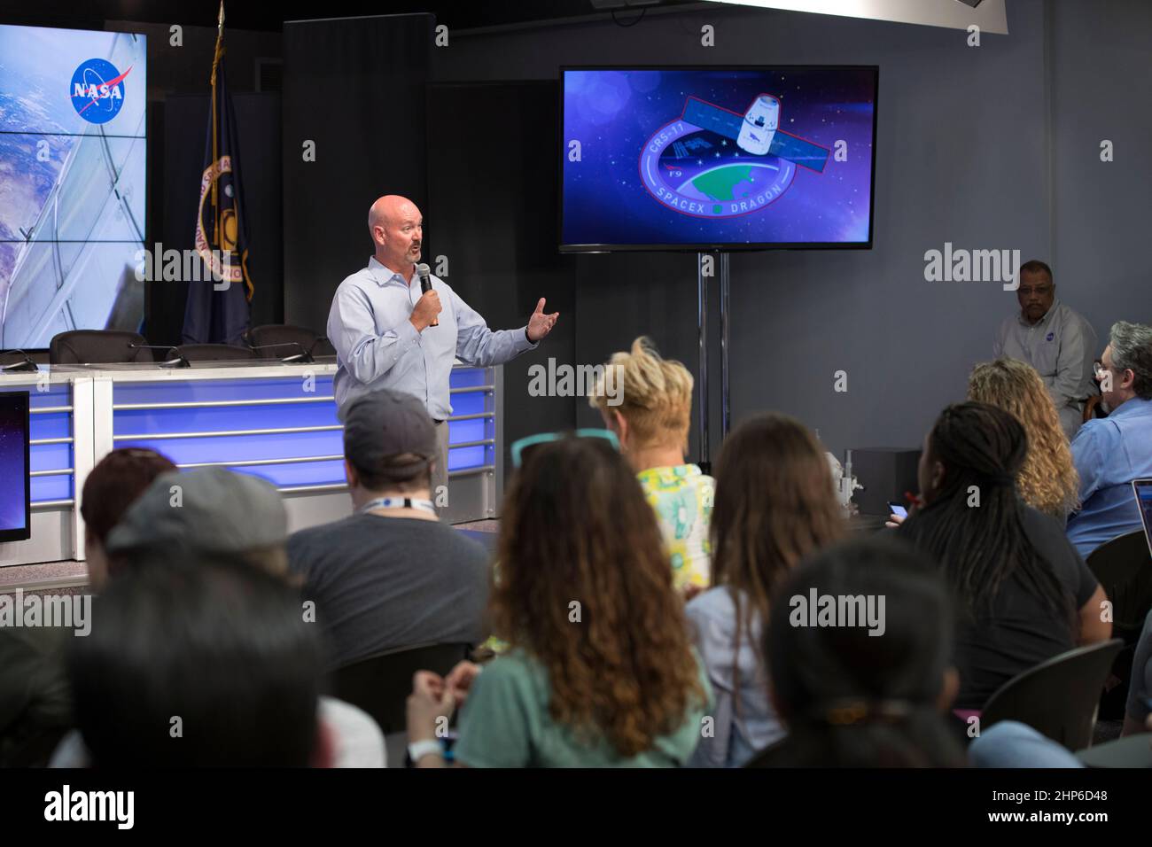 Ken Shields, Leiter der Abteilung Operations des Center for the Advancement of Science in Space (CASIS)/ISS National Lab, spricht im Presseportal des Kennedy Space Centers mit Mitgliedern der sozialen Medien. Das Briefing konzentrierte sich auf die für den Start der Internationalen Raumstation geplanten Forschungsarbeiten. Die wissenschaftlichen Materialien und Lieferungen werden an Bord einer Dragon-Raumsonde sein, die am 1. Juni vom Kennedy Launch Complex 39A auf einer SpaceX Falcon 9-Rakete auf der 11th Commercial Resupply Services-Mission des Unternehmens zur Raumstation starten soll. Stockfoto