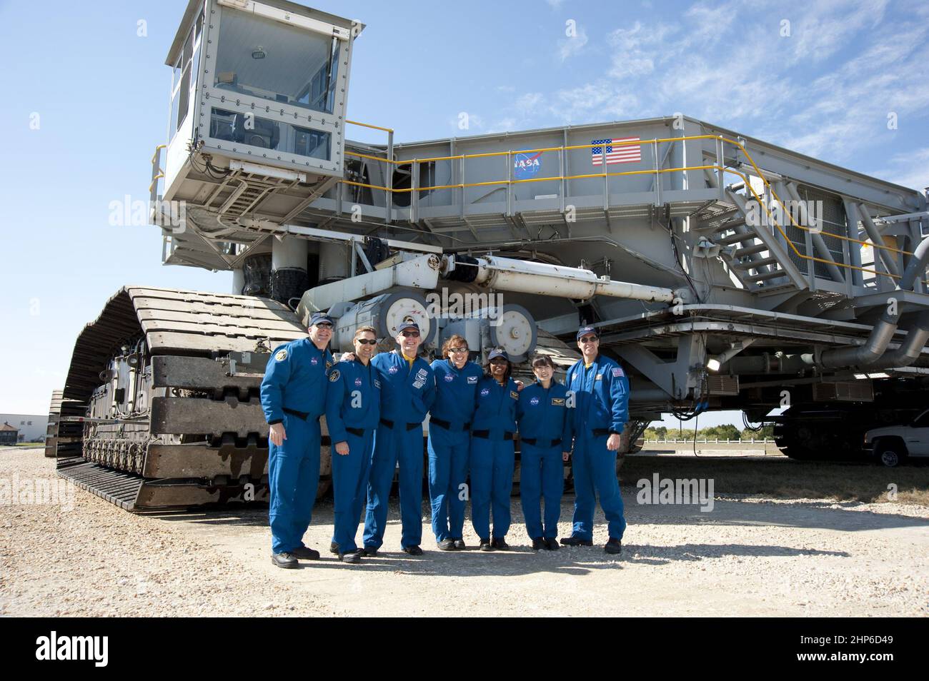 Von links sind Commander Alan Poindexter, Pilot James P. Dutton Jr. und die Missionsspezialisten Clayton Anderson, Dorothy Metcalf-Lindenburger, Stephanie Wilson, Naoko Yamazaki von der Japan Aerospace Exploration Agency und Rick Mastracchio zu sehen Stockfoto