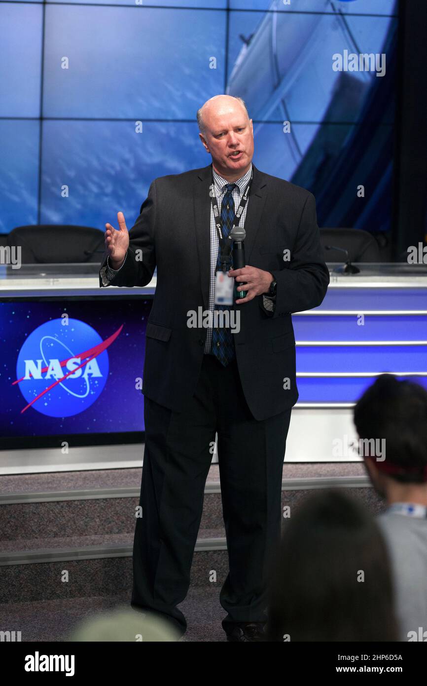 Michael Delp von der Florida State University in Tallahassee spricht mit Mitgliedern der sozialen Medien im Presseaula des Kennedy Space Center. Er ist Hauptprüfer für das Nagetier Research-9 Experiment. Stockfoto