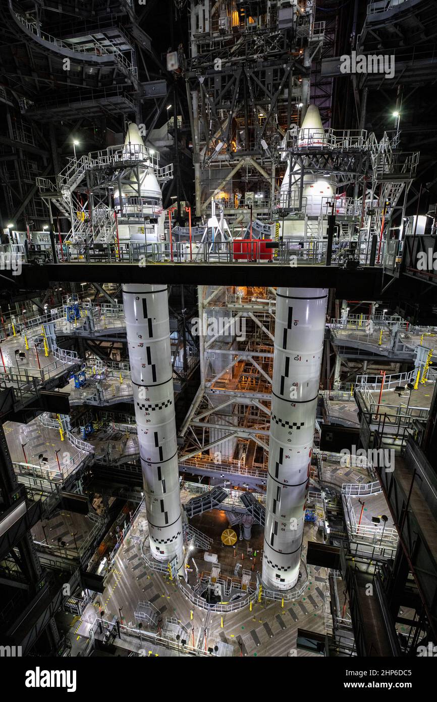 Die vollständig gestapelten, zweifachen, festen Raketenstarter für das Space Launch System (SLS) der NASA sind am 9. Juni 2021 auf dem mobilen Trägerrakete in High Bay 3 des Vehicle Assembly Building (VAB) im Kennedy Space Center der Agentur in Florida zu sehen. Jetzt, da die Booster-Stacking-Phase im VAB abgeschlossen ist, bereiten Teams mit Exploration Ground Systems der NASA und dem Auftragnehmer Jacobs die Integration der Booster mit dem größten Teil der SLS-Rakete vor, der massiven 212-Fuß-Kernstufe, die im April 2020 bei Kennedy eintraf. Stockfoto