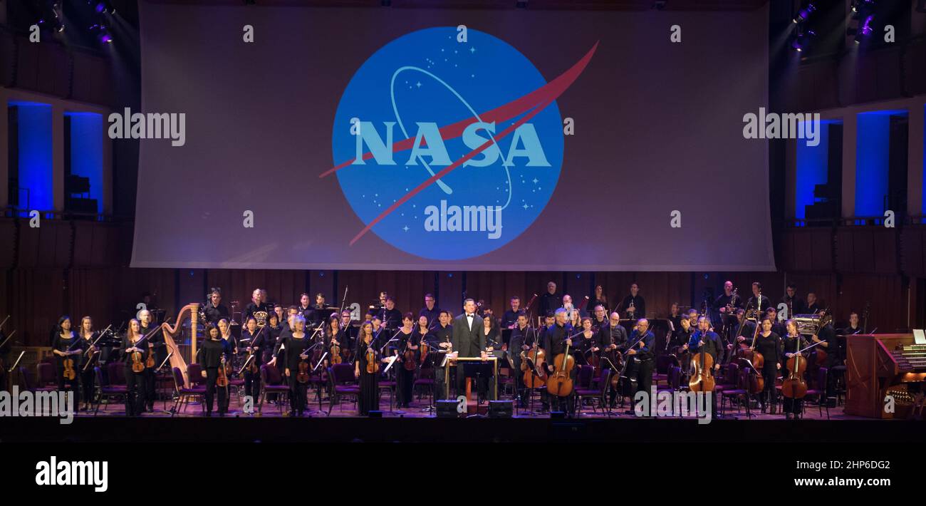 Der Dirigent Emil de Cou und das National Symphony Orchestra stehen zu Beginn der zweiten Hälfte von „Space, The Next Frontier“, die am Freitag, den 1. Juni 2018, das 60th-jährige Bestehen der NASA im John F. Kennedy Center for the Performing Arts in Washington feiert. Stockfoto