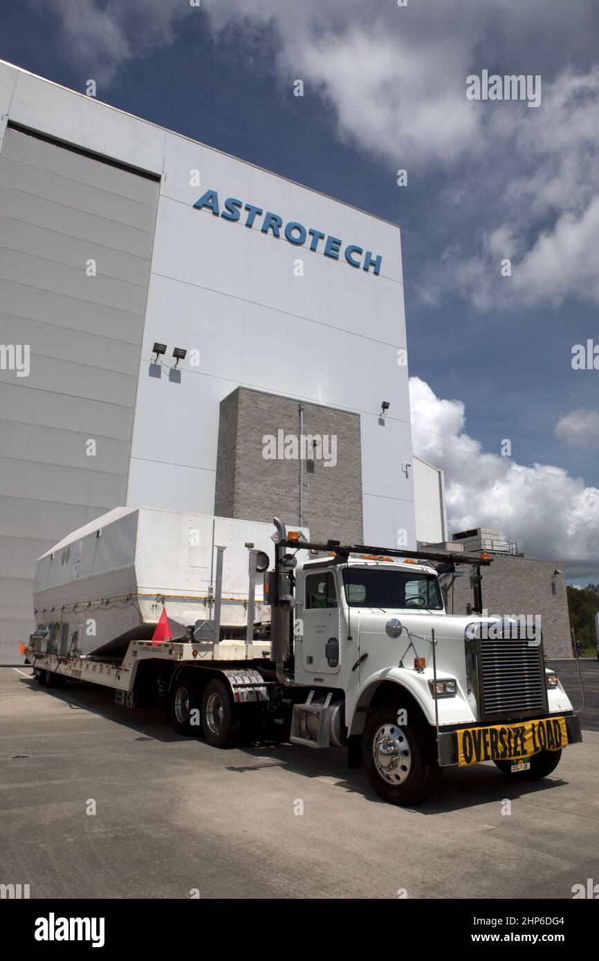 Der TDRS-M-Satellit der NASA kommt in seinem Transportcontainer in der Astrotech-Einrichtung in Titusville, Florida, zur Vorflugbearbeitung an. Das TDRS-M ist die neueste Raumsonde, die für die Konstellation von Kommunikationssatelliten der Agentur bestimmt ist und nahezu kontinuierlichen Kontakt mit umkreisenden Raumfahrzeugen ermöglicht, von der Internationalen Raumstation und dem Hubble-Weltraumteleskop bis hin zu wissenschaftlichen Observatorien. Der Start der United Launch Alliance ATLAS V-Rakete vom Space Launch Complex 41 auf der Cape Canaveral Air Force Station ist für den 3. August 2017 um 9:02 Uhr EDT geplant. Stockfoto