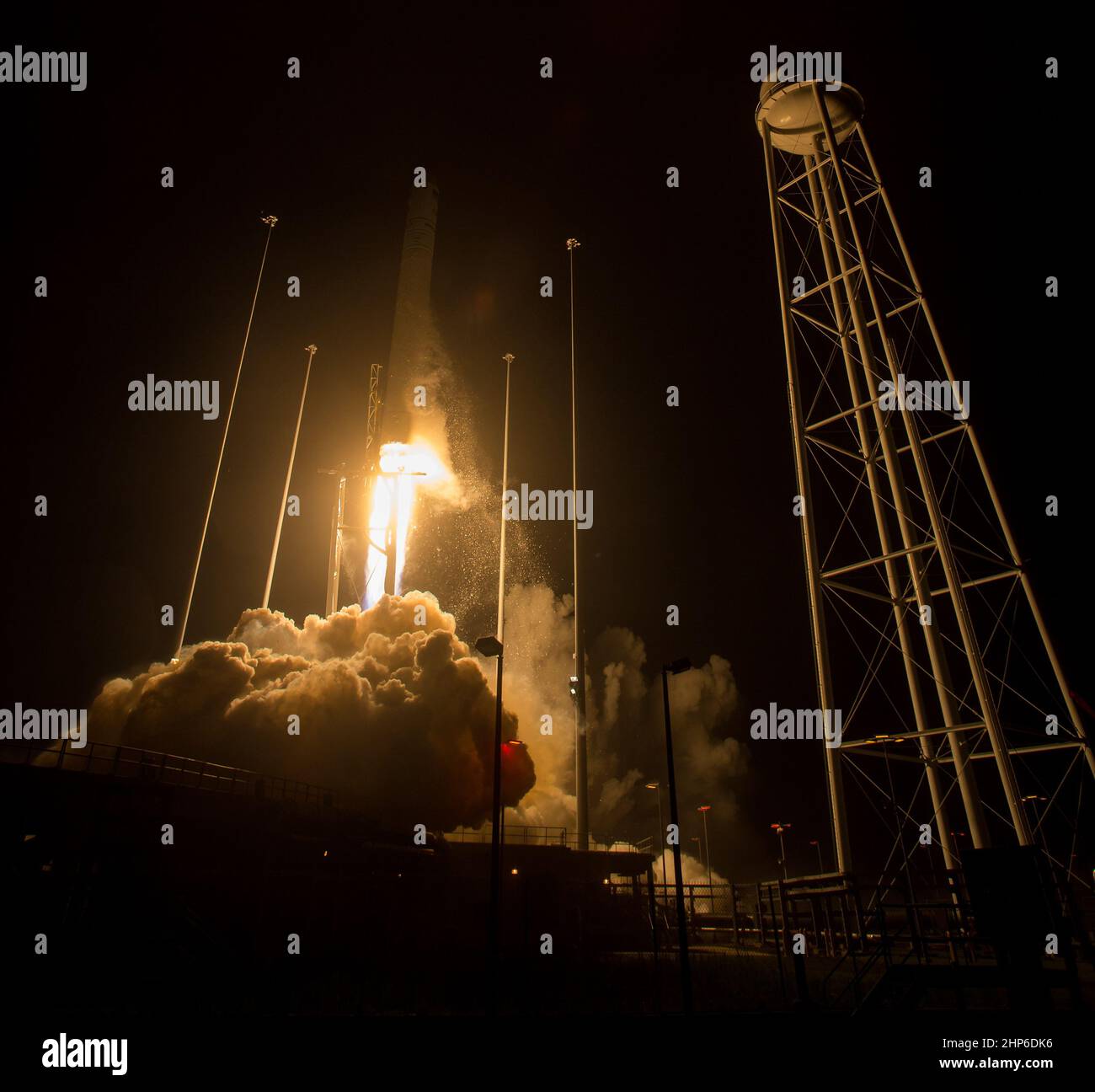 Die Orbital ATK Antares-Rakete mit der Cygnus-Sonde an Bord startet ab Pad-0A, Montag, 21. Mai 2018, in der Wallops Flight Facility der NASA in Virginia. Orbital ATK wird mit seiner neunten, mit der NASA beauftragten Fracht-Rückversorgungsmission zur Internationalen Raumstation etwa 7.400 Pfund an Wissenschaft und Forschung, Besatzungsmaterial und Fahrzeughardware an das Orbital-Labor und seine Besatzung liefern. Stockfoto