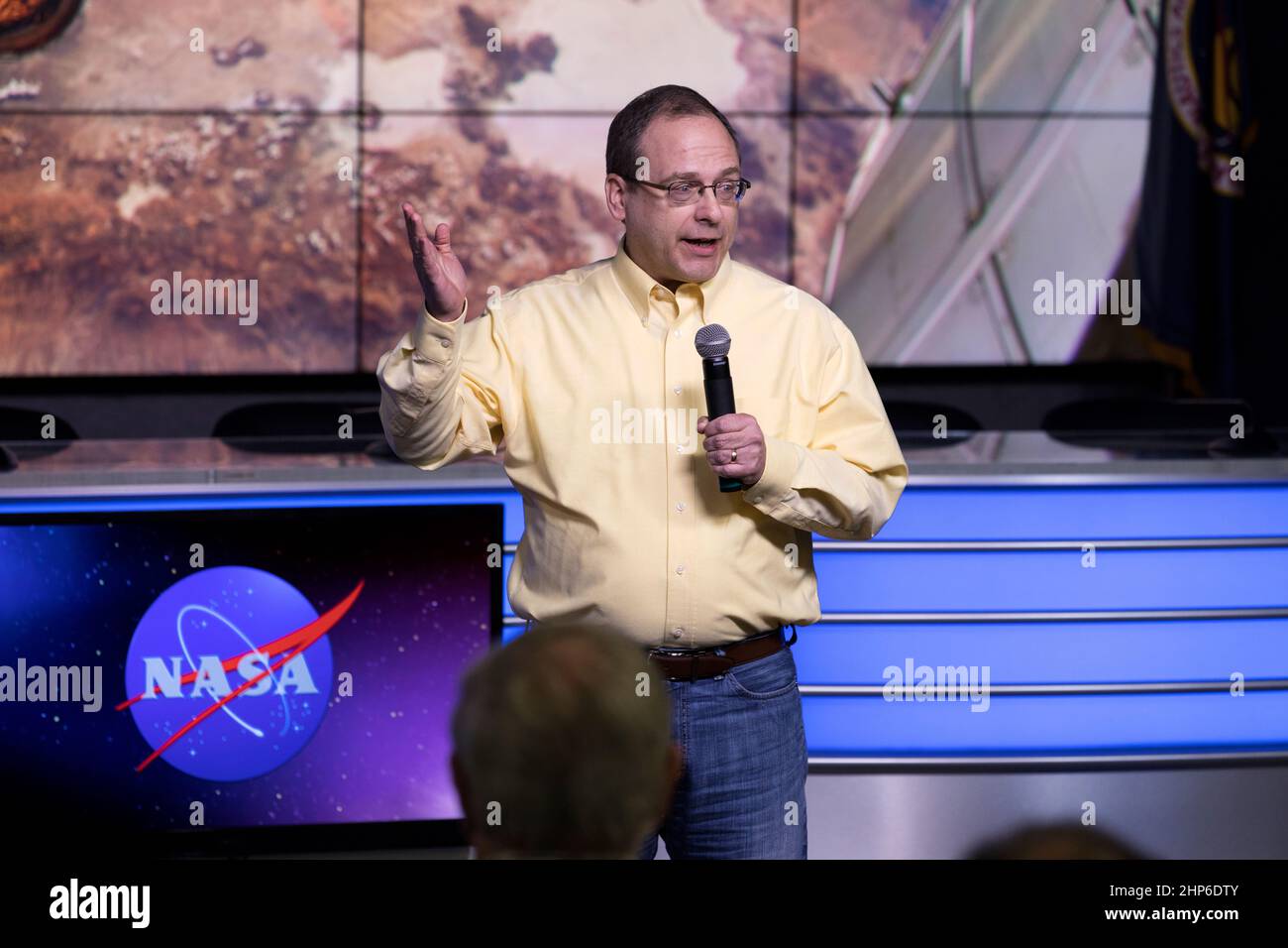 Craig Kundrot, Direktor von NASA's Space Life and Physical Science Research and Applications, spricht im Hörsaal des Kennedy Space Center Press Site mit Medienvertretern. Das Briefing konzentrierte sich auf die für den Start der Internationalen Raumstation geplanten Forschungsarbeiten. Die wissenschaftlichen Materialien und Vorräte werden an Bord einer Dragon-Raumsonde sein, die am 2. April 2018 um 4:30 Uhr EST vom Space Launch Complex 40 der Cape Canaveral Air Force Station starten soll. Stockfoto