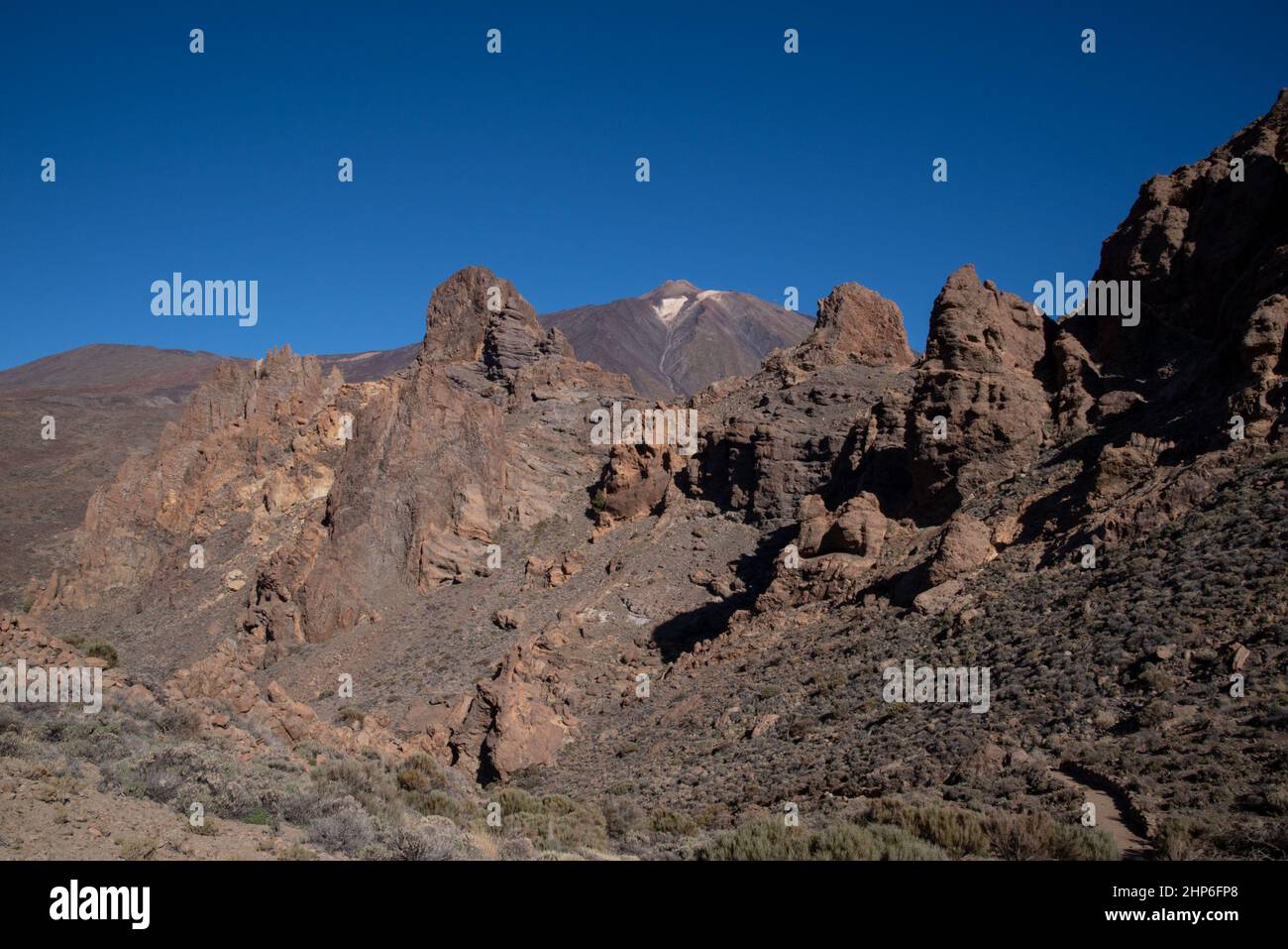 Blick auf die einzigartige Felsformation Roques de García mit dem berühmten Gipfel des Bergvulkans Pico del Teide im Hintergrund bei Sonnenaufgang, Teide National Park, Stockfoto