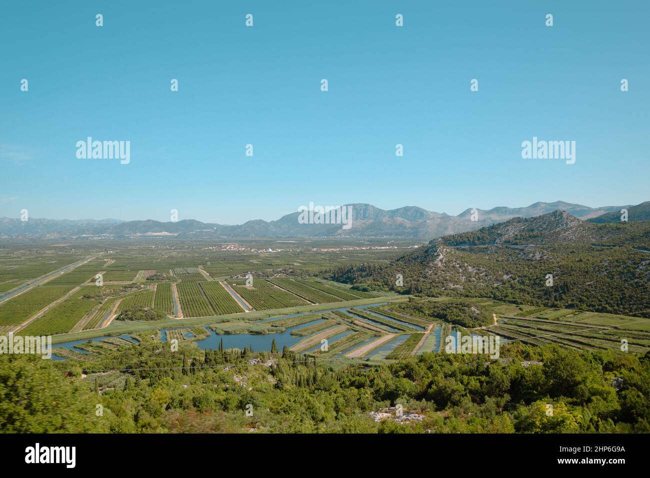 Blick auf Grünfeld und Berg in Bosnien und Herzegowina Stockfoto