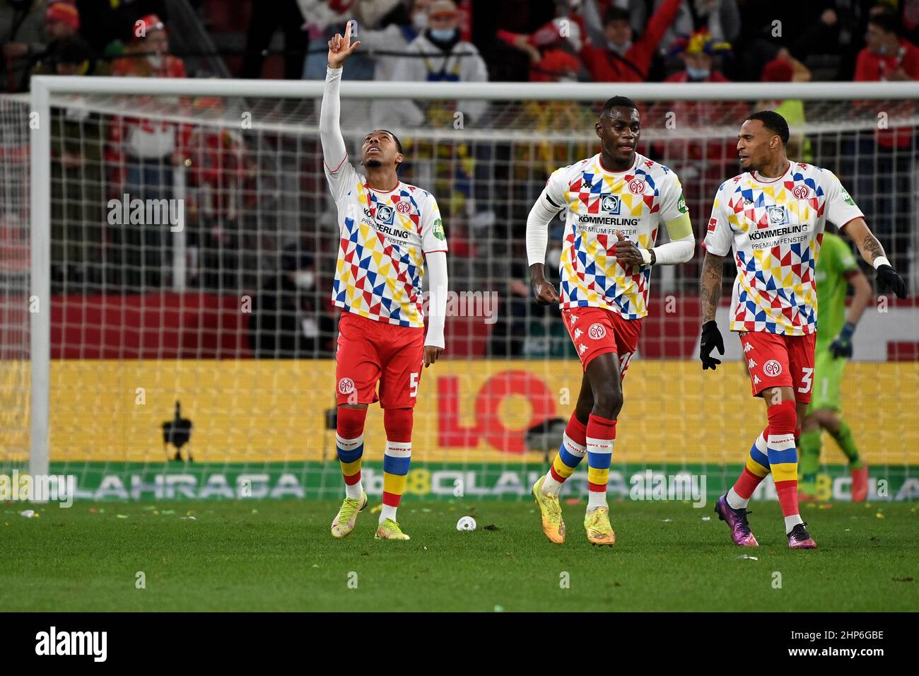 Mainz, Deutschland. 18th. Februar 2022. Jean-Paul Boetius (1st L) aus Mainz feiert Torschützenspiele bei einem Bundesligaspiel der 1. Liga zwischen dem FSV Mainz 05 und Bayer 04 Leverkusen in Mainz, Deutschland, 18. Februar 2022. Quelle: Ulrich Hufnagel/Xinhua/Alamy Live News Stockfoto