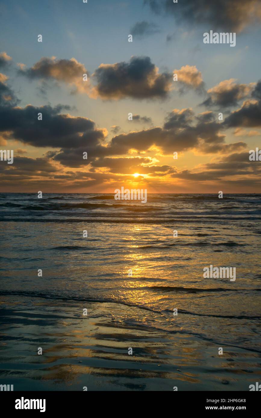 Ozeanmuster mit Sonnenaufgang über dem Ozean in Texas Stockfoto