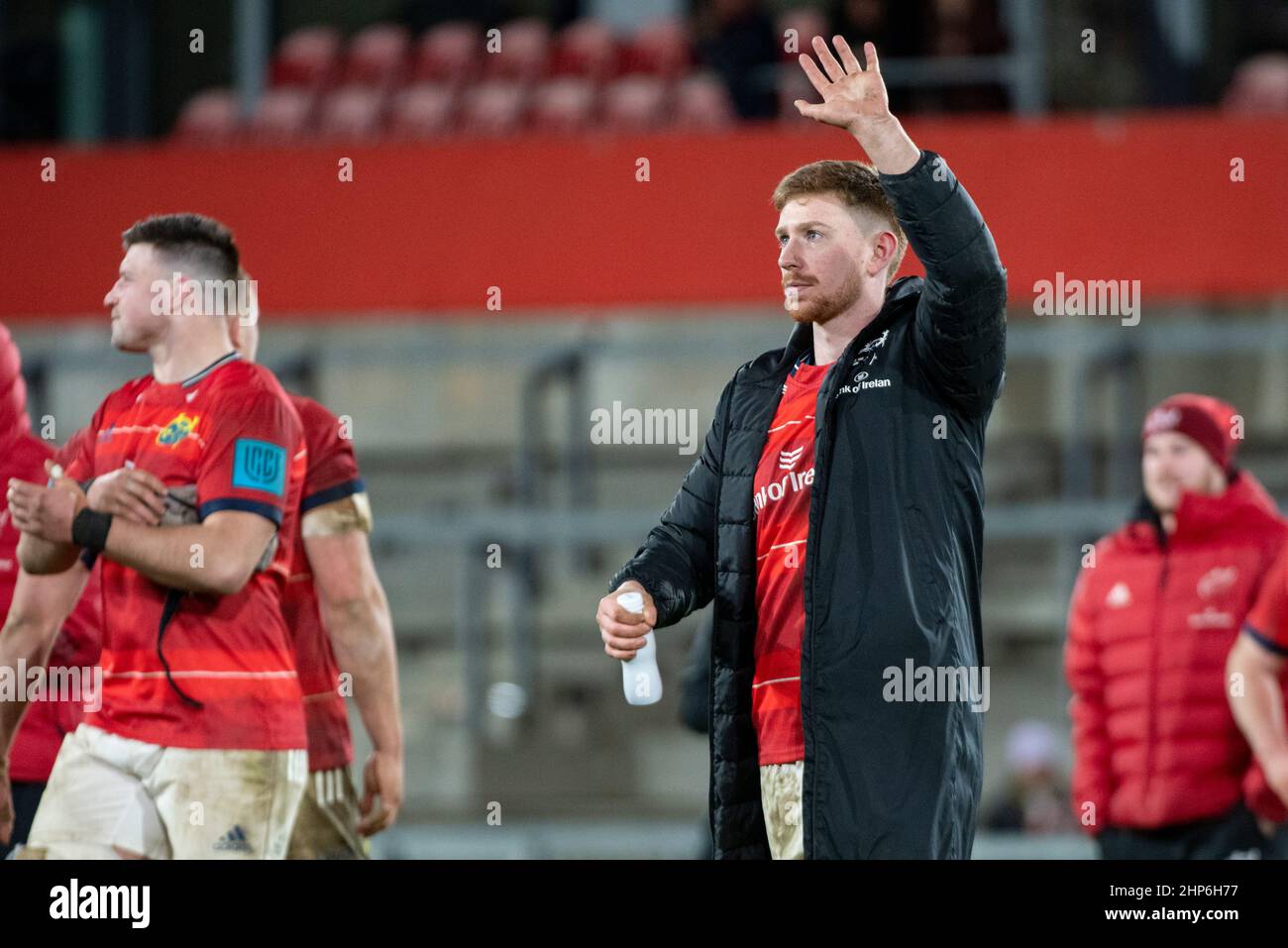 Limerick, Irland. 18th. Februar 2022. Ben Healy von Münster dankt den Fans beim Spiel der United Rugby Championship Round 12 zwischen Munster Rugby und Edinburgh Rugby am 18. Februar 2022 im Thomond Park in Limerick, Irland (Foto von Andrew Surma/ Quelle: SIPA USA/Alamy Live News Stockfoto