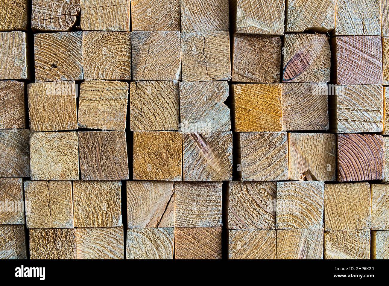 Industrielle Köpfe Holz aus gesägten Holzmaterial, das in einem Quadrat auf Holz Lagerhaus Lager, Holzstruktur und Hintergrund gestapelt werden Stockfoto
