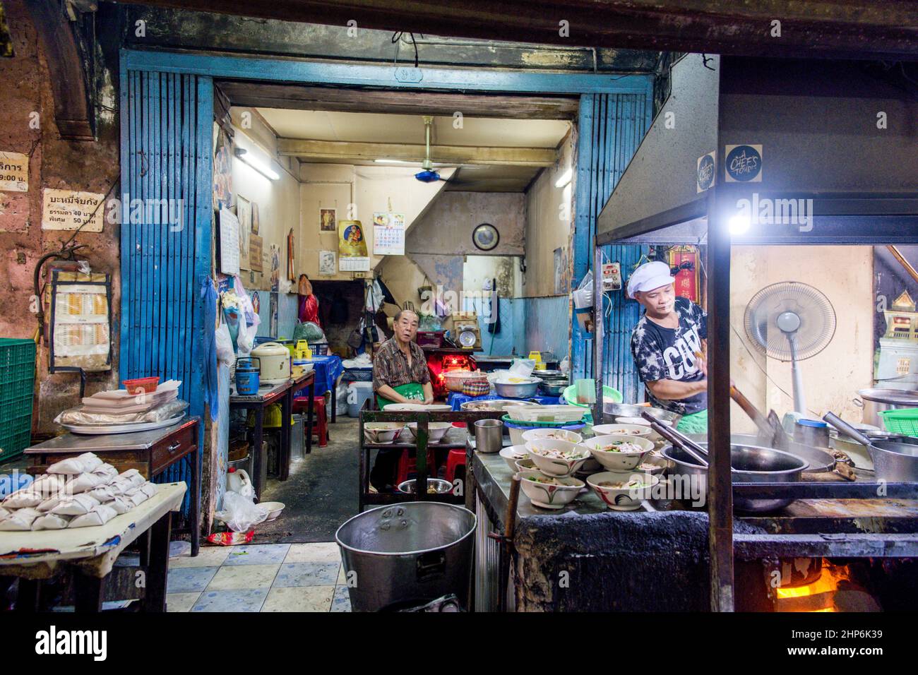 Bangkok-Thailand JUL 30 2019: Thai Chef macht Kochnudeln zum Verkauf an Kunden in China Town, Bangkok, Thailand Stockfoto