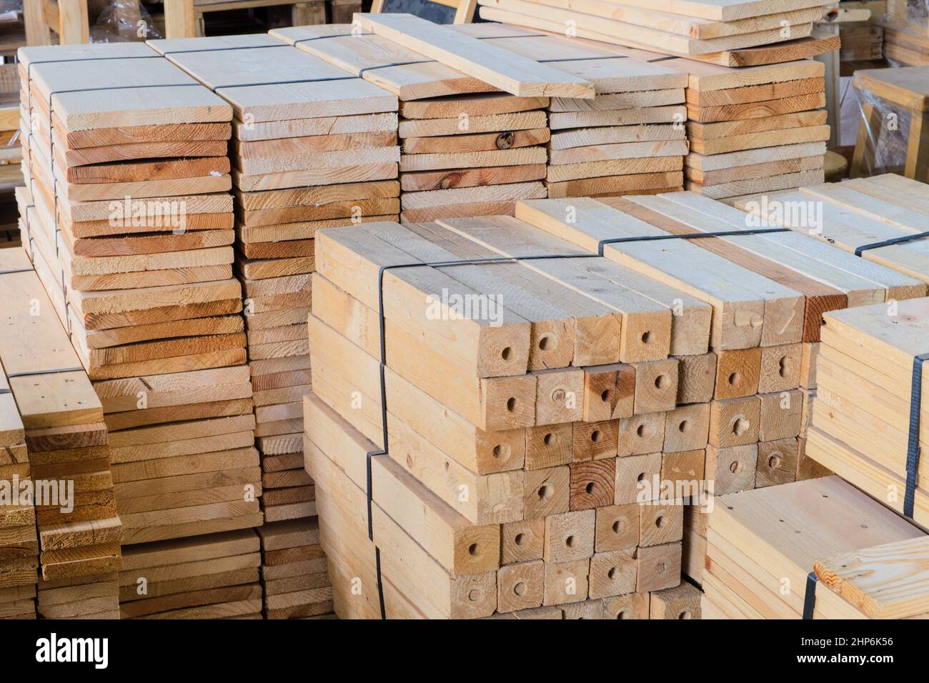 Industrie Holzverarbeitung (Chamcha Holz) Material im Lagerhaus für den Einsatz auf machen Möbel für die Dekoration Haus und Büro Stockfoto