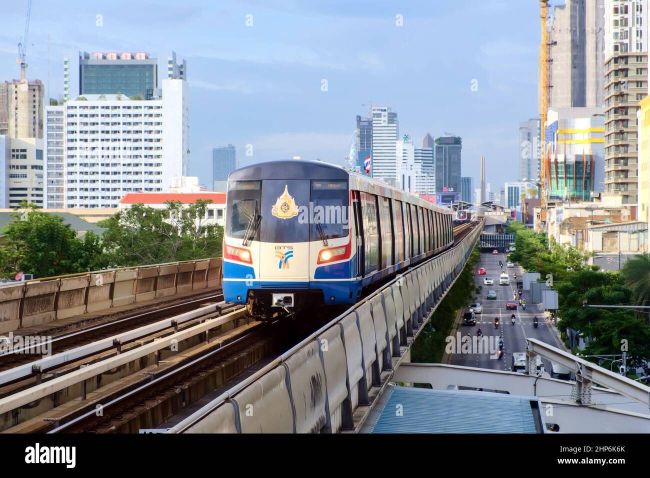Bangkok-Thailand AUG 19 2019: BTS Sky Train auf Stadtbild Hintergrund bei Tag ist Sky Train ein Nahverkehrssystem in Bangkok, Thailand Stockfoto