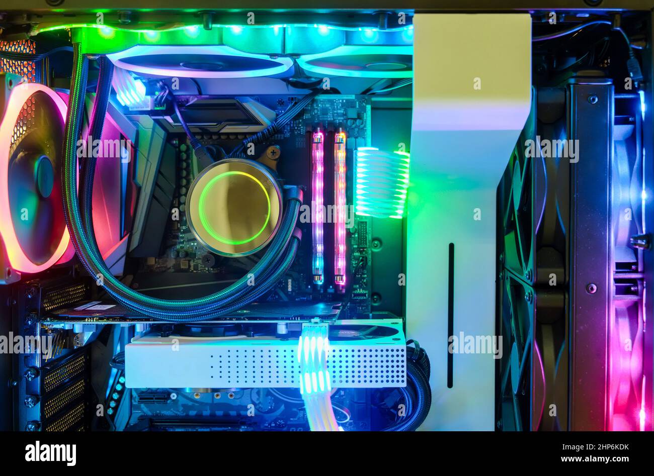 Nahaufnahme und Innenseite Desktop-PC Gaming und Lüfter CPU-System mit mehrfarbiger LED-RGB-Leuchte zeigt den Status im Arbeitsmodus an Stockfoto