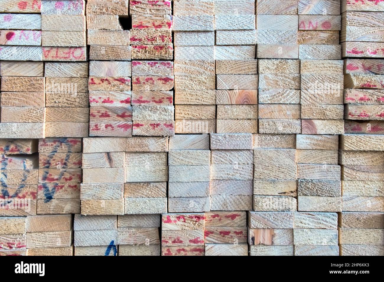 Industrielle Köpfe Holz rechteckige Form von Sägeholz Material, das in einem Quadrat auf Holz Lagerhaus, Holz Textur und Hintergrund gestapelt werden Stockfoto