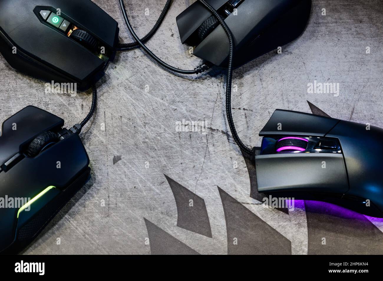 Nahaufnahme einer modernen Gaming-Maus auf schwarzer Farbe mit LED-RGB-Licht zeigen den Status im Arbeitsmodus an. Platzieren Sie sie auf dem Gaming-Mauspad in der Draufsicht, E-Sport Stockfoto