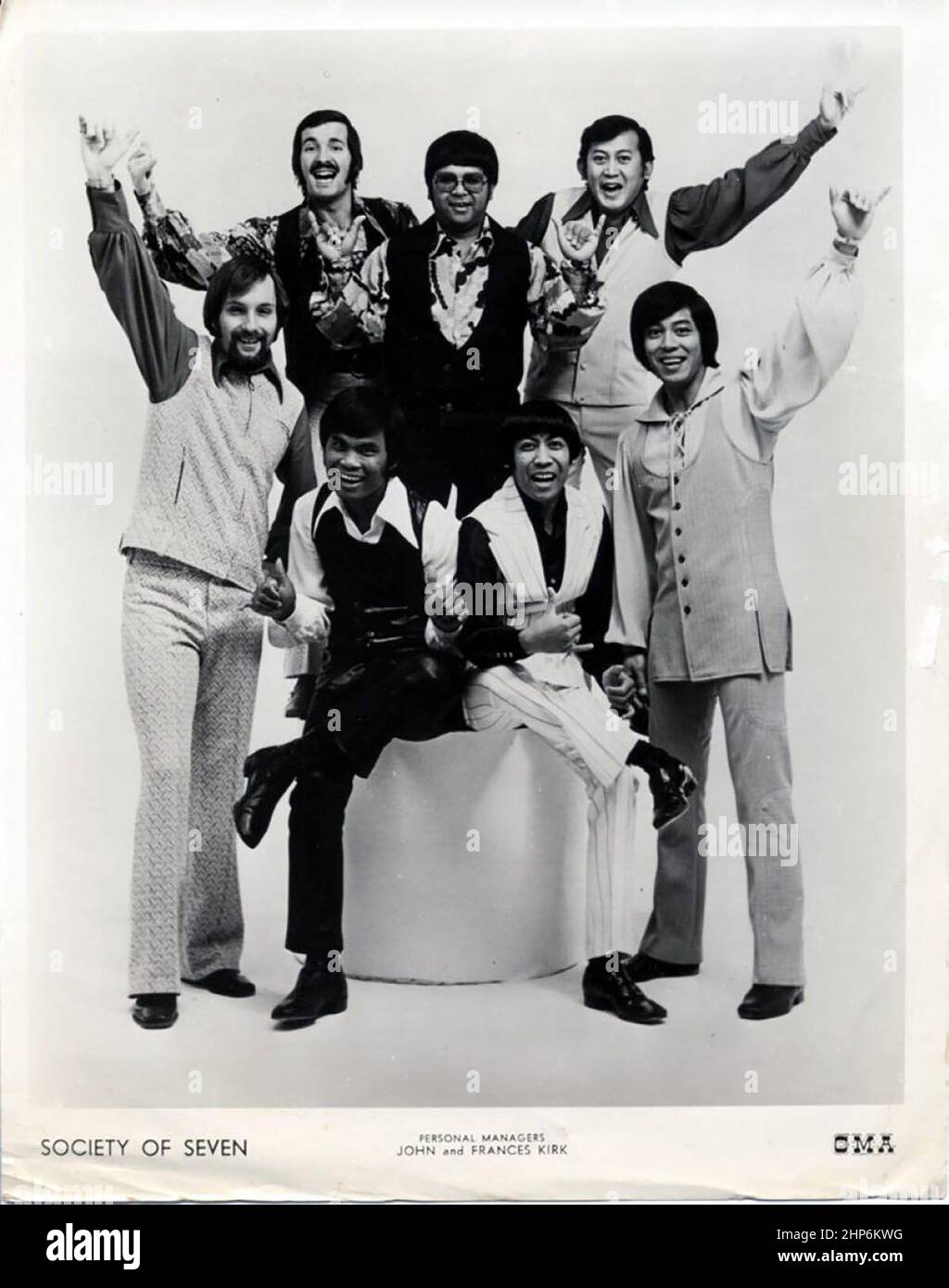 Die ursprünglichen Mitglieder der auf Hawaii ansässigen Musikgruppe Society of Seven posieren seit ihrer Gründung im Jahr 1969 in einem Werbefoto ca. zwischen 1969 und 1976 Stockfoto