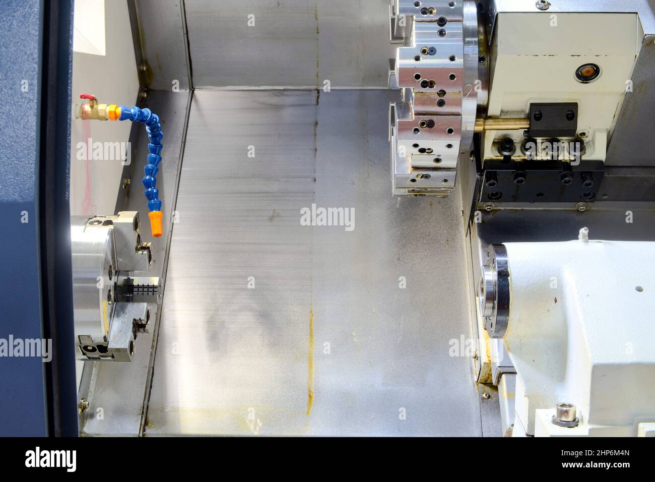 Innen CNC-Drehmaschine, Werkzeugmaschinen zum Drehen und Schneiden von Werkstück auf Smart Factory, Industrial 4,0 Stockfoto Innen CNC-Drehmaschine, Werkzeugmaschinen zum Drehen und Schneiden von Werkstück auf Smart Factory, Industrial 4,0 Stockfoto