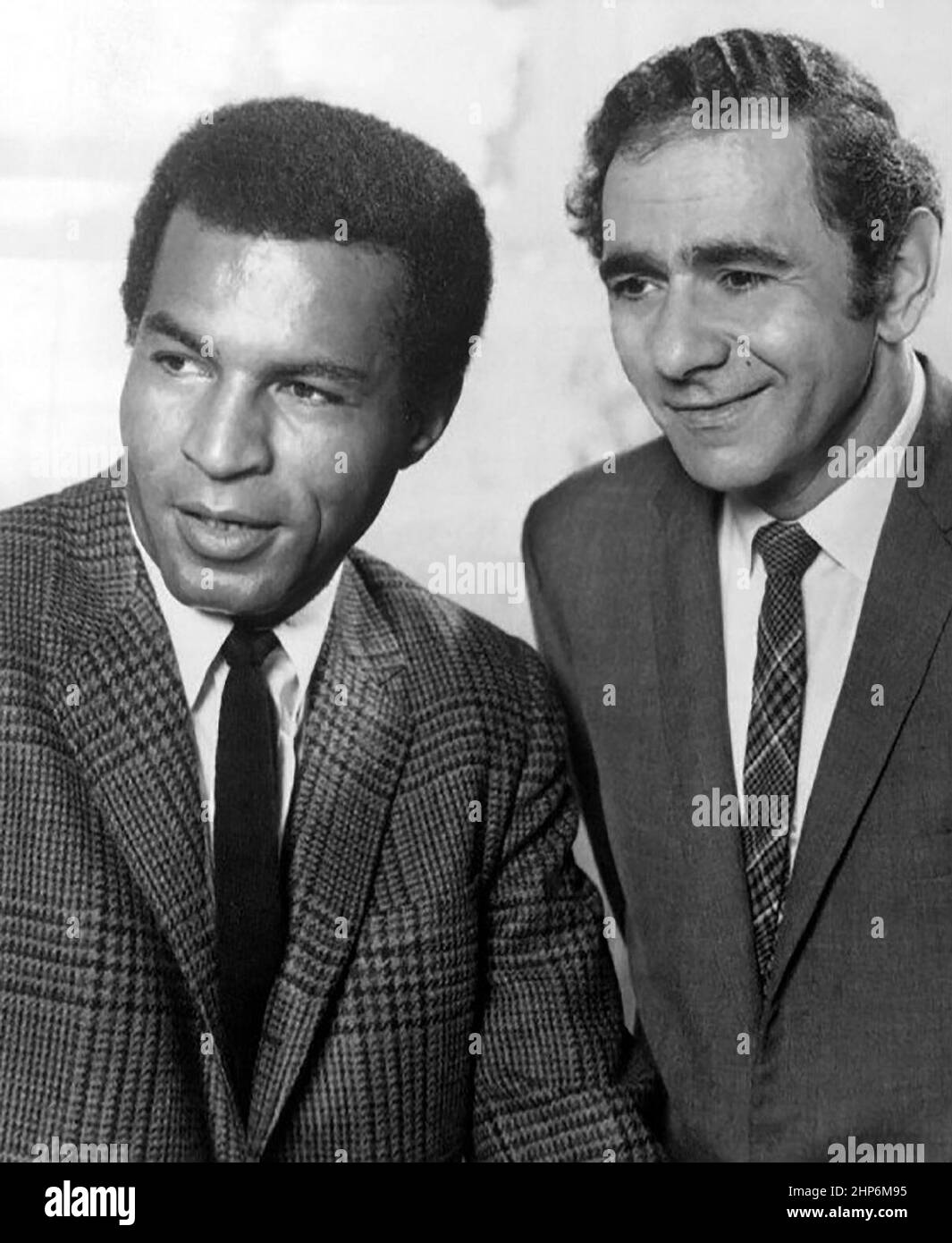 Werbefoto von Lloyd Haynes und Michael Constantine aus der Fernsehsendung Raum 222 ca. 1969-1974 Stockfoto