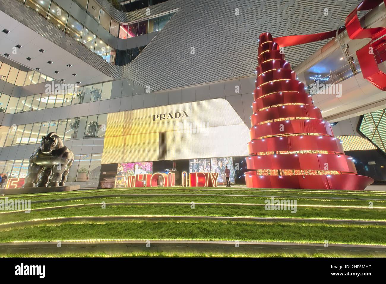 Bangkok-Thailand DEZ 3 2019: Weihnachtliche Dekoration in der Central Embassy on Night Scene, einem der Wahrzeichen Bangkoks für den Countdown zum Neujahr Stockfoto