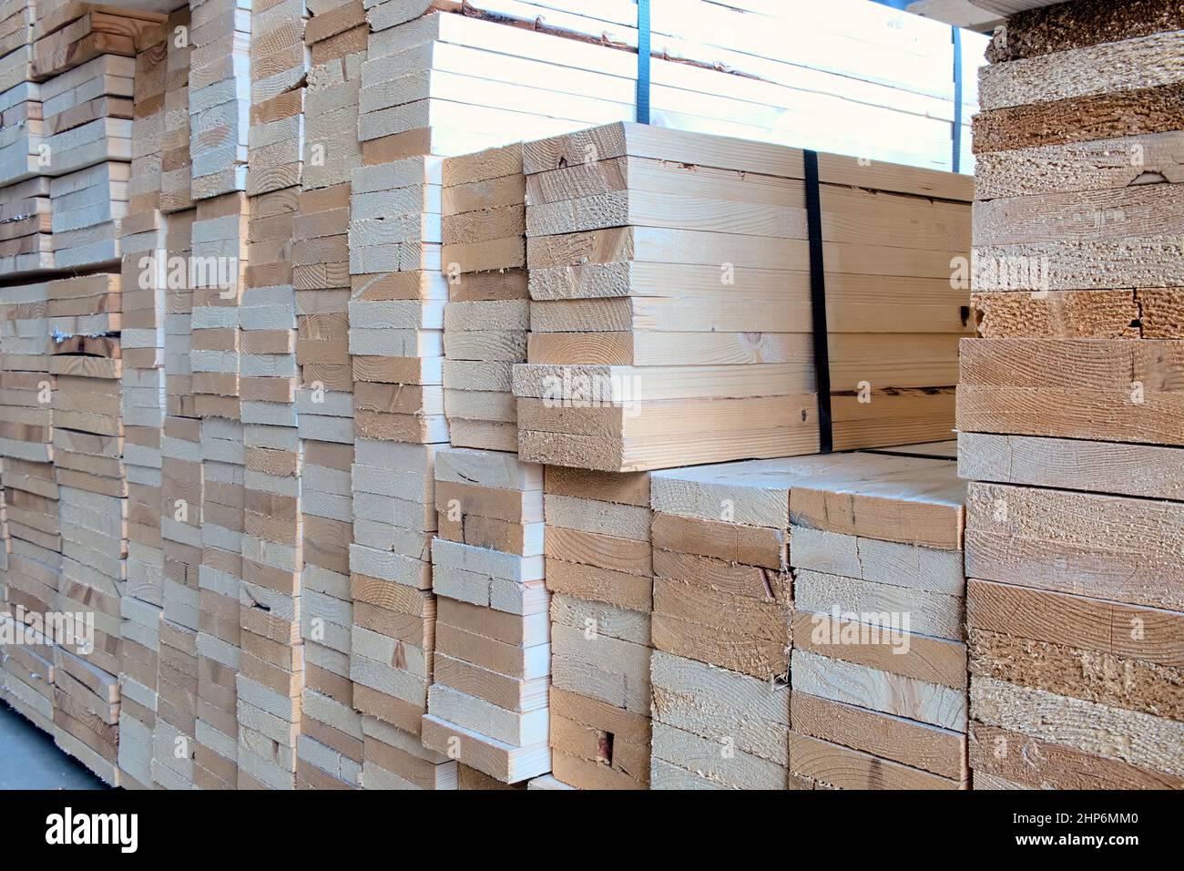 Selektiver Fokus Industrie Weichholz Verarbeitung (Paletten Holz recyceln) Material im Lagerhaus für die Verwendung auf machen ein Möbel für die Dekoration zu Hause und andere Stockfoto