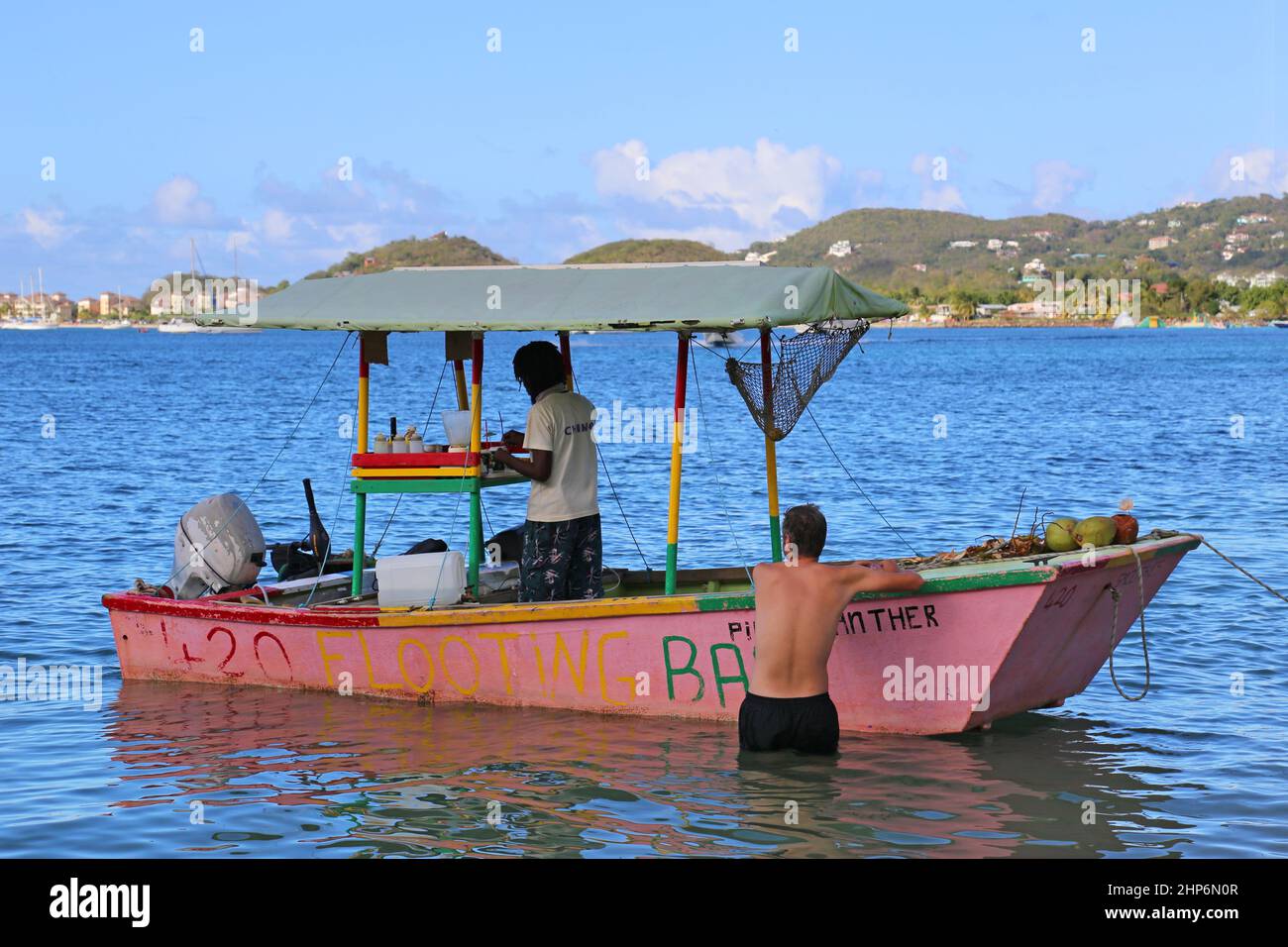 Pink Panther Floating Bar, Reduit Beach, Rodney Bay, Gros Islet, Saint Lucia, Windward-Inseln, Kleine Antillen, Westindien, Karibisches Meer Stockfoto