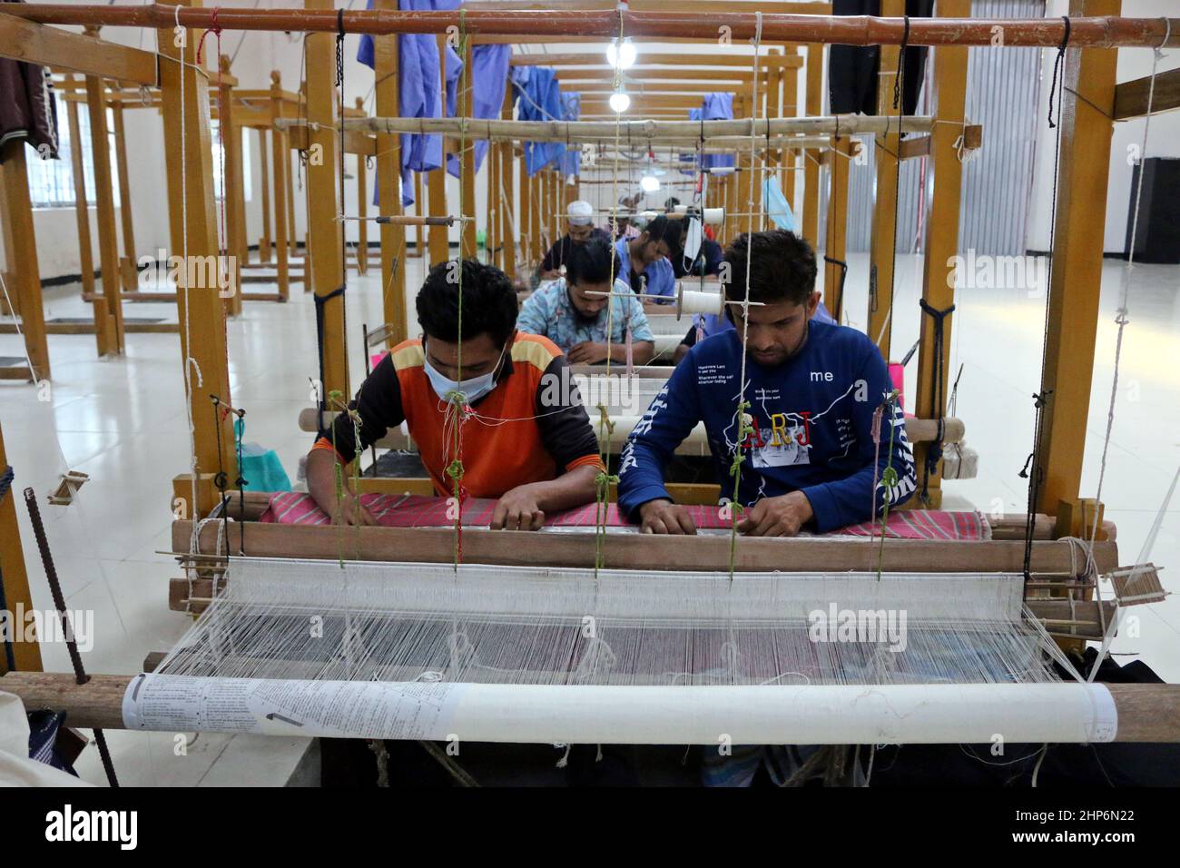 Am 18,2022. Februar machen Arbeiter in Rupganj am Stadtrand von Dhaka, Bangladesch, mit traditionellem tat Sari. Foto von Habibur Rahman/ABACAPRESS.COM Stockfoto