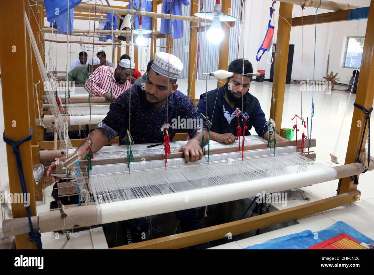 Am 18,2022. Februar machen Arbeiter in Rupganj am Stadtrand von Dhaka, Bangladesch, mit traditionellem tat Sari. Foto von Habibur Rahman/ABACAPRESS.COM Stockfoto