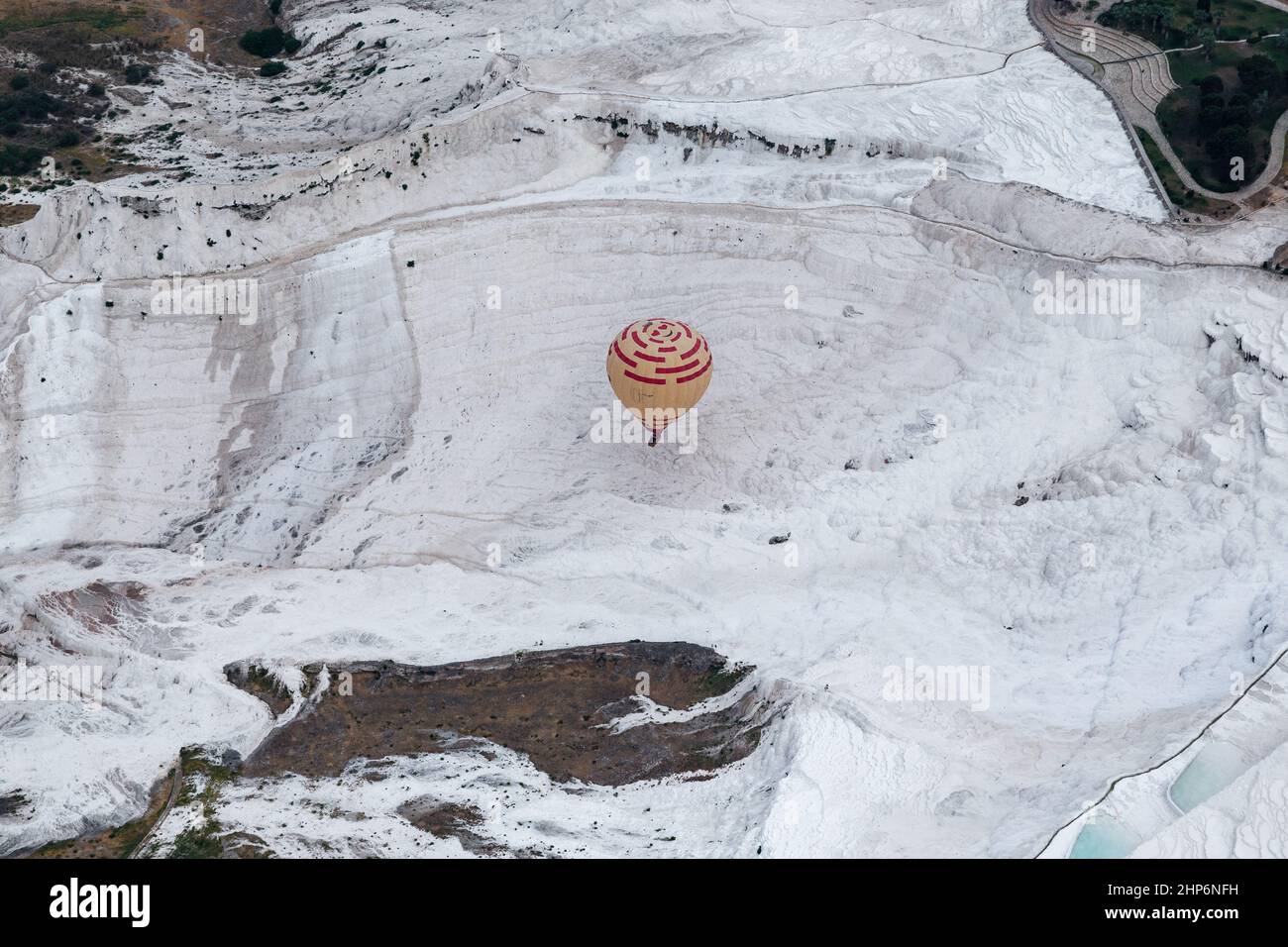 PAMUKKALE, TÜRKEI - 1. JUNI 2021: Dies ist eine morgendliche Heißluftballonfahrt über einen Kalksteinhang mit Travertinen. Stockfoto
