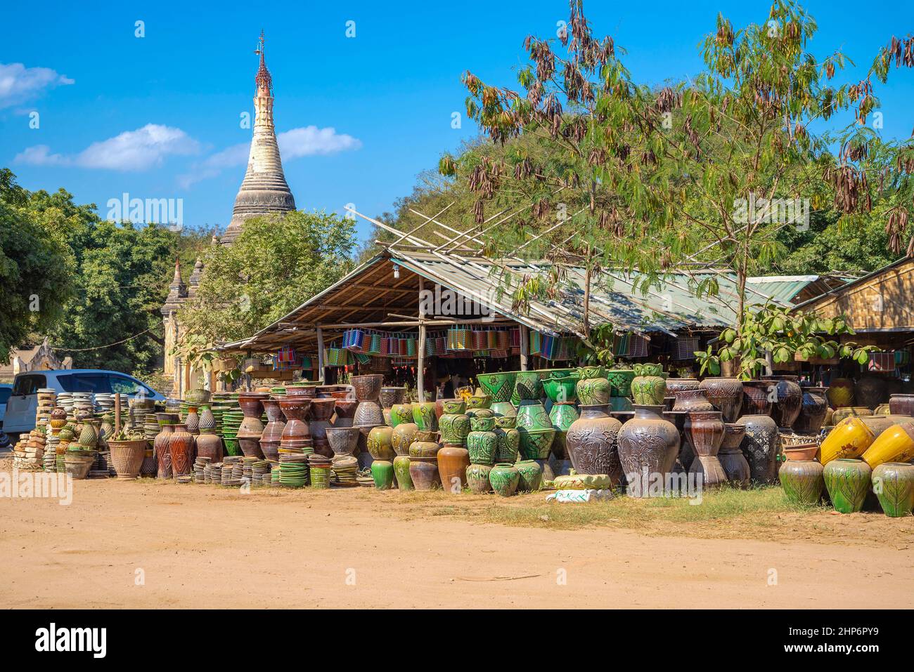 BAGAN, MYANMAR - 23. DEZEMBER 2016: Auf der Straße von Old Bagan werden Töpferwaren und Souvenirs verkauft. Birma Stockfoto