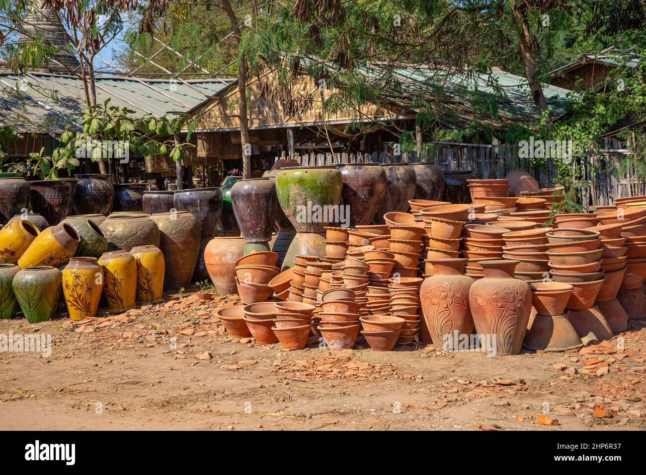 BAGAN, MYANMAR - 23. DEZEMBER 2016: Keramik wird auf der Straße von Old Bagan ausgestellt. Birma Stockfoto