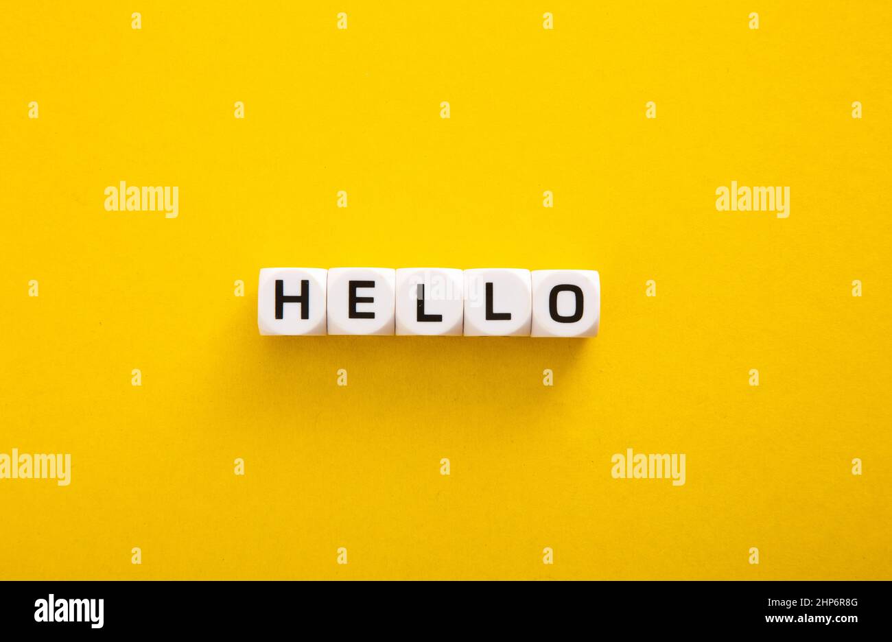 Kunststoffblock mit HELLO-Wort auf gelbem Hintergrund Stockfoto