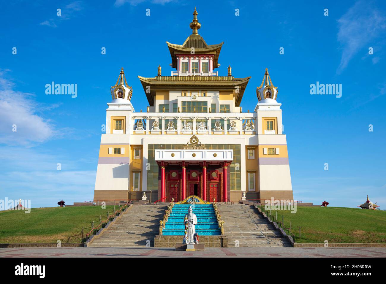 Ansicht des buddhistischen Tempels 'Goldene Wohnstätte von Buddha Shakyamuni'. Elista, Republik Karelien, Russland Stockfoto