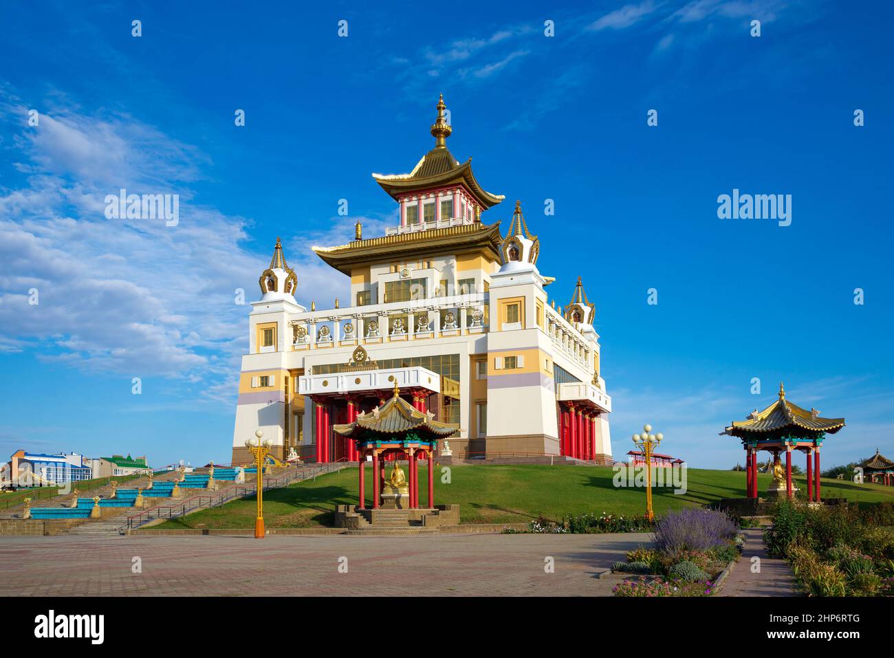 Auf dem Territorium des buddhistischen Tempels 'Goldene Wohnstätte von Buddha Shakyamuni'. Elista, Russland Stockfoto
